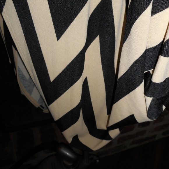 2 for $15 NWOT Black and tan zig zap kimono -Small - Picture 6 of 8